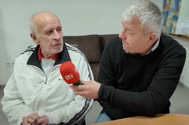 Boravi u domu za stare koji je nekad bio škola u kojoj je radio