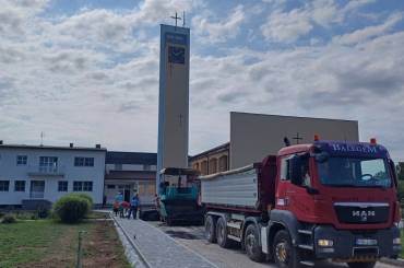 Radovi na uređenju dvorišta i ulaznih vrata ususret posvete crkve