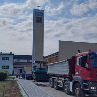 Radovi na uređenju dvorišta i ulaznih vrata ususret posvete crkve