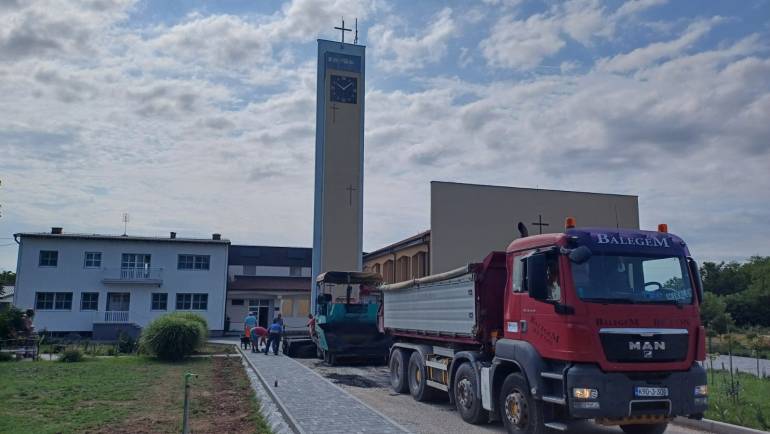 Radovi na uređenju dvorišta i ulaznih vrata ususret posvete crkve